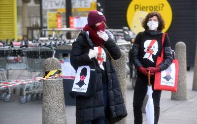 W maseczkach z charakterystyczną błyskawicą, protest w kolejce - zdjęcie 16