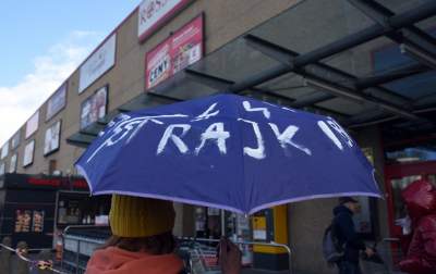 W maseczkach z charakterystyczną błyskawicą, protest w kolejce - zdjęcie 23