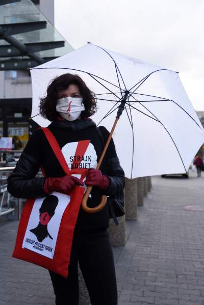 W maseczkach z charakterystyczną błyskawicą, protest w kolejce - zdjęcie 7
