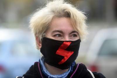 W maseczkach z charakterystyczną błyskawicą, protest w kolejce - zdjęcie 1