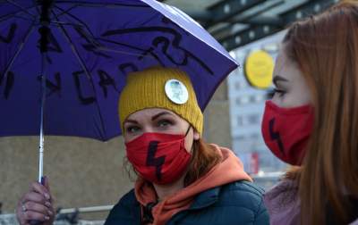 W maseczkach z charakterystyczną błyskawicą, protest w kolejce - zdjęcie 21