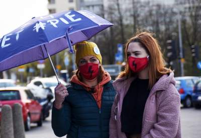 W maseczkach z charakterystyczną błyskawicą, protest w kolejce - zdjęcie 20