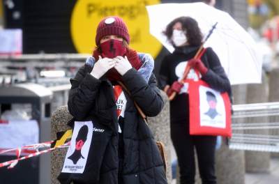 W maseczkach z charakterystyczną błyskawicą, protest w kolejce - zdjęcie 10