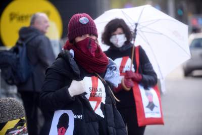 W maseczkach z charakterystyczną błyskawicą, protest w kolejce - zdjęcie 14