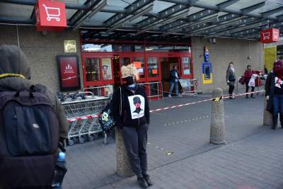 W maseczkach z charakterystyczną błyskawicą, protest w kolejce - zdjęcie 4