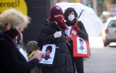 W maseczkach z charakterystyczną błyskawicą, protest w kolejce - zdjęcie 12
