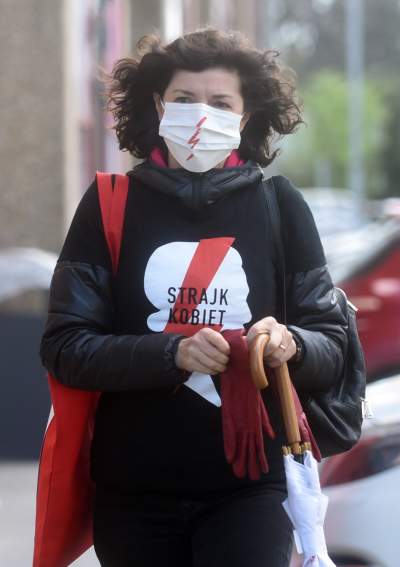 W maseczkach z charakterystyczną błyskawicą, protest w kolejce - zdjęcie 2