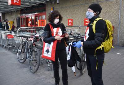 W maseczkach z charakterystyczną błyskawicą, protest w kolejce - zdjęcie 3