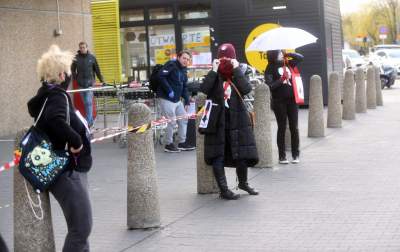 W maseczkach z charakterystyczną błyskawicą, protest w kolejce - zdjęcie 9