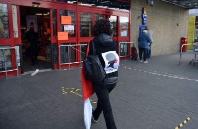 W maseczkach z charakterystyczną błyskawicą, protest w kolejce - zdjęcie 17