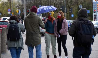 W maseczkach z charakterystyczną błyskawicą, protest w kolejce - zdjęcie 18