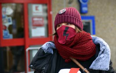 W maseczkach z charakterystyczną błyskawicą, protest w kolejce - zdjęcie 5