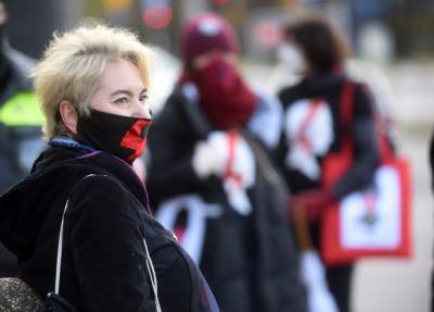 W maseczkach z charakterystyczną błyskawicą, protest w kolejce - zdjęcie 15