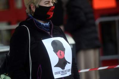 W maseczkach z charakterystyczną błyskawicą, protest w kolejce - zdjęcie 11