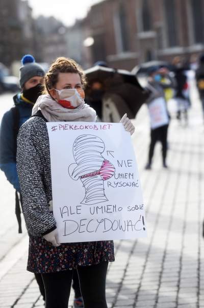 Największe zgromadzenie na Rynku w czasie obostrzeń - zdjęcie 19