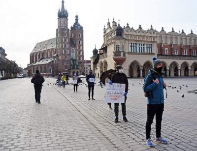 Największe zgromadzenie na Rynku w czasie obostrzeń - zdjęcie 7
