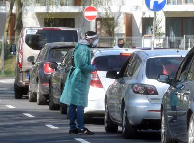 Kolejka do testów na wirusa: mobilny punkt pobrań prywatnej firmy - zdjęcie 1