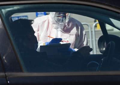 Kolejka do testów na wirusa: mobilny punkt pobrań prywatnej firmy - zdjęcie 13