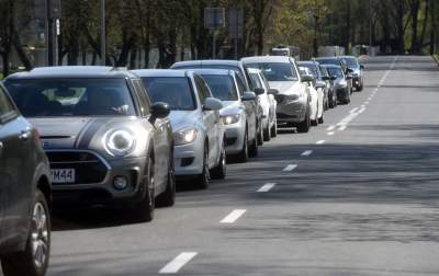 Kolejka do testów na wirusa: mobilny punkt pobrań prywatnej firmy - zdjęcie 16