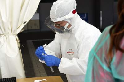 Kolejka do testów na wirusa: mobilny punkt pobrań prywatnej firmy - zdjęcie 6