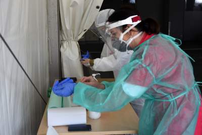 Kolejka do testów na wirusa: mobilny punkt pobrań prywatnej firmy - zdjęcie 4