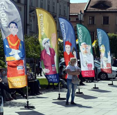 Politycy, gołębie i "Barka", tak świętowano setne urodziny Karola Wojtyły - zdjęcie 15