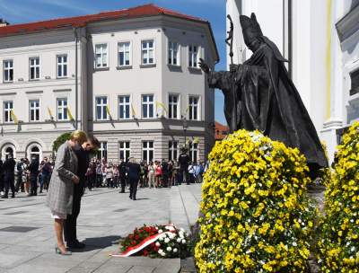 Politycy, gołębie i "Barka", tak świętowano setne urodziny Karola Wojtyły - zdjęcie 13