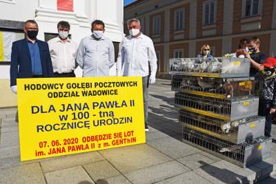 Politycy, gołębie i "Barka", tak świętowano setne urodziny Karola Wojtyły - zdjęcie 22