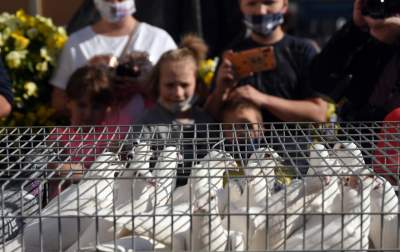 Politycy, gołębie i "Barka", tak świętowano setne urodziny Karola Wojtyły - zdjęcie 23