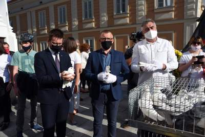 Politycy, gołębie i "Barka", tak świętowano setne urodziny Karola Wojtyły - zdjęcie 24