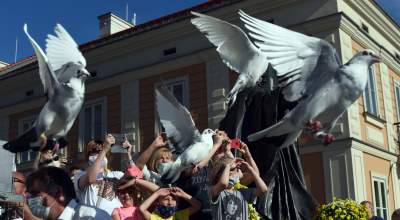 Politycy, gołębie i "Barka", tak świętowano setne urodziny Karola Wojtyły - zdjęcie 25