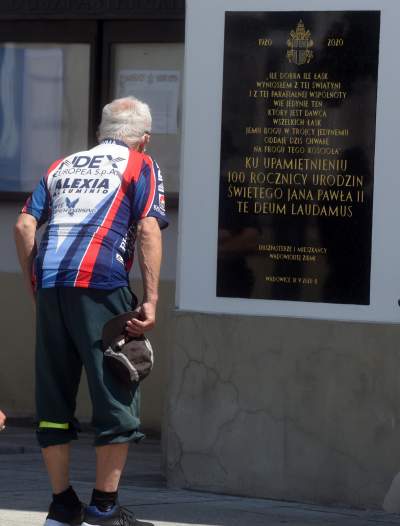 Politycy, gołębie i "Barka", tak świętowano setne urodziny Karola Wojtyły - zdjęcie 9