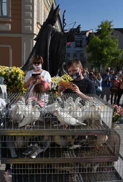 Politycy, gołębie i "Barka", tak świętowano setne urodziny Karola Wojtyły - zdjęcie 21