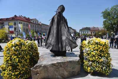 Politycy, gołębie i "Barka", tak świętowano setne urodziny Karola Wojtyły - zdjęcie 1