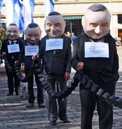 Siedem głów Dudy przeszło przez Kraków, akcja "Wkurzonych obywateli" - zdjęcie 1