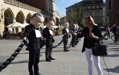 Siedem głów Dudy przeszło przez Kraków, akcja "Wkurzonych obywateli" - zdjęcie 14