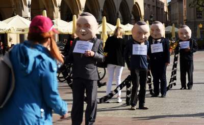 Siedem głów Dudy przeszło przez Kraków, akcja "Wkurzonych obywateli" - zdjęcie 12