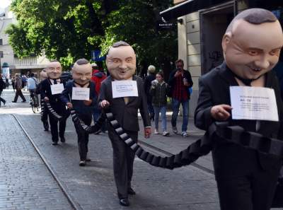 Siedem głów Dudy przeszło przez Kraków, akcja "Wkurzonych obywateli" - zdjęcie 4