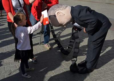 Siedem głów Dudy przeszło przez Kraków, akcja "Wkurzonych obywateli" - zdjęcie 15