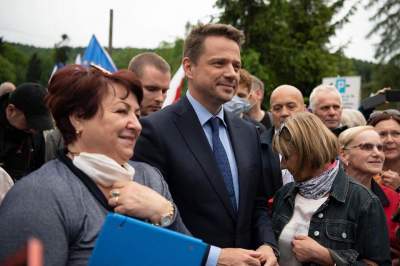 Tłumy na spotkaniach z Trzaskowskim w Małopolsce. Wołają "mamy dość" - zdjęcie 11