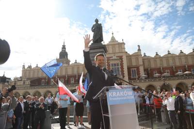 Entuzjastyczne przyjęcie Trzaskowskiego w Krakowie - zdjęcie 4