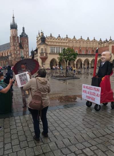 Kukła przypominająca Andrzeja Dudę miała obrażać prezydenta - zdjęcie 2