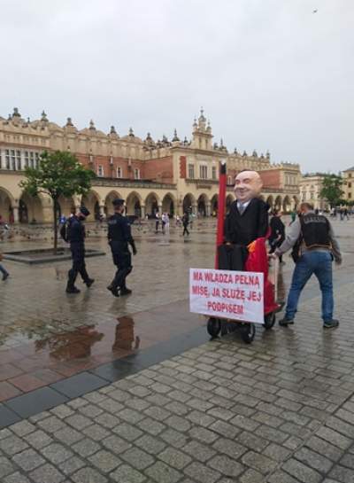 Kukła przypominająca Andrzeja Dudę miała obrażać prezydenta - zdjęcie 4