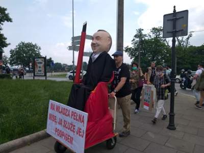 Kukła przypominająca Andrzeja Dudę miała obrażać prezydenta - zdjęcie 5