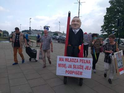 Kukła przypominająca Andrzeja Dudę miała obrażać prezydenta - zdjęcie 8