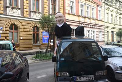 Kolejna kukła Andrzeja Dudy krąży po Krakowie... - zdjęcie 1