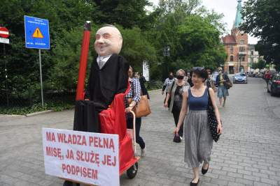 Kolejna kukła Andrzeja Dudy krąży po Krakowie... - zdjęcie 23