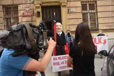 Kolejna kukła Andrzeja Dudy krąży po Krakowie... - zdjęcie 11