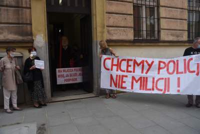 Kolejna kukła Andrzeja Dudy krąży po Krakowie... - zdjęcie 7