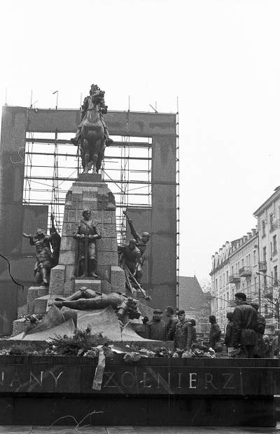Z Błoń na Plac Matejki transportował Jagiełłę radziecki śmigłowiec - zdjęcie 17